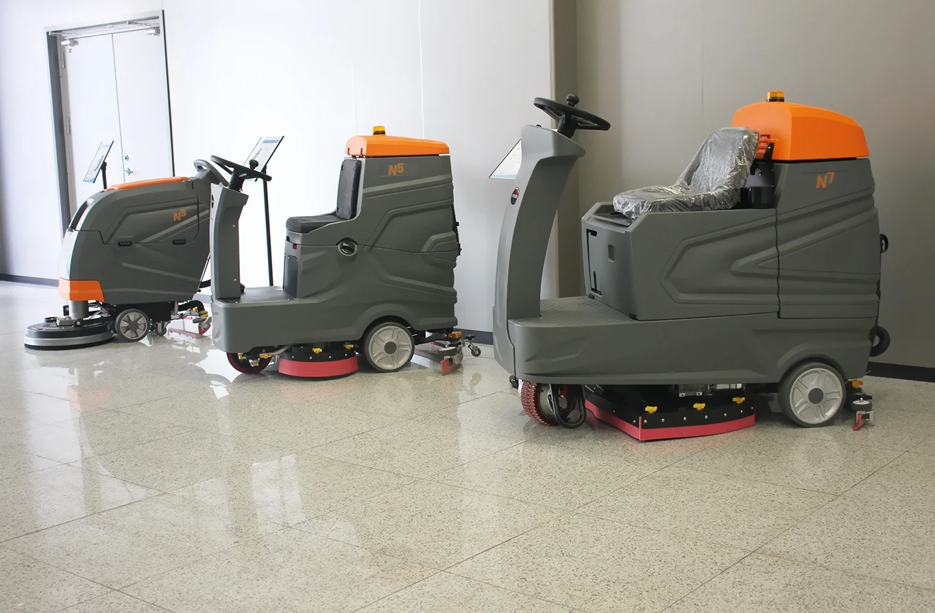 Cleaning robots & scrubber tanks